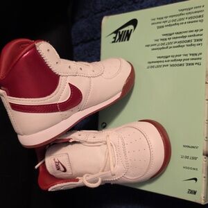 Nike BABY JORDAN 85 (TD) SIZE 5C METALLIC BURGUNDY AND WHITE.